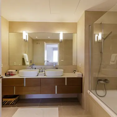 Venta de apartamento en planta media en Benahavís