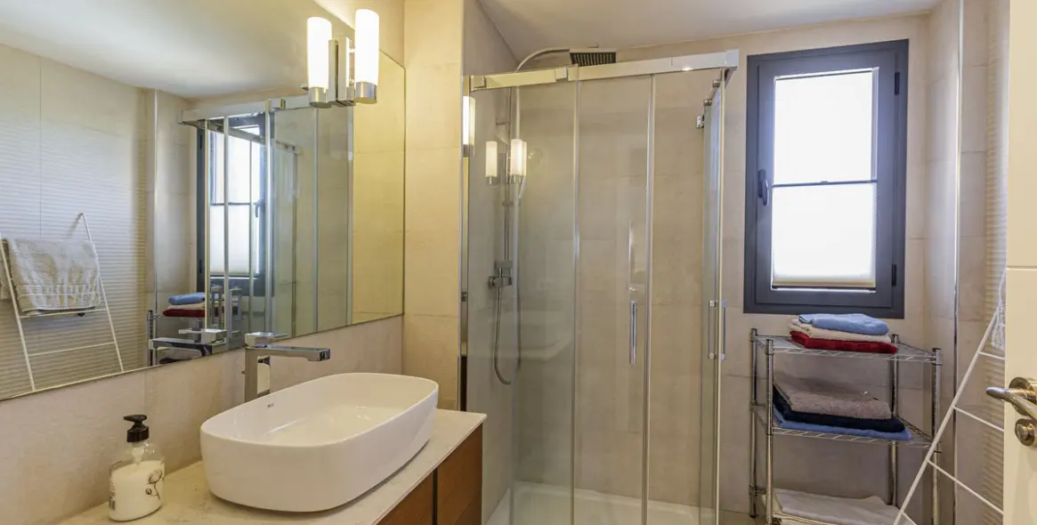 Venta de apartamento en planta media en Benahavís 8