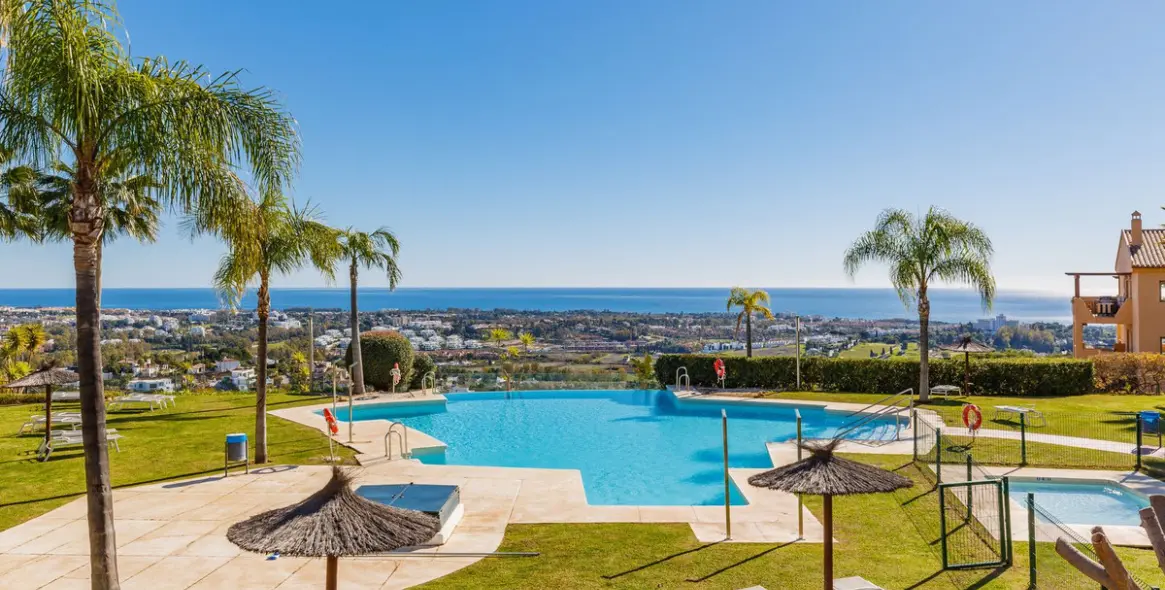 Venta de apartamento en planta media en Benahavís 13