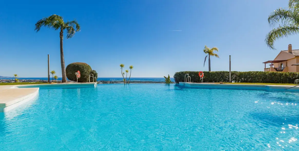 Venta de apartamento en planta media en Benahavís 15