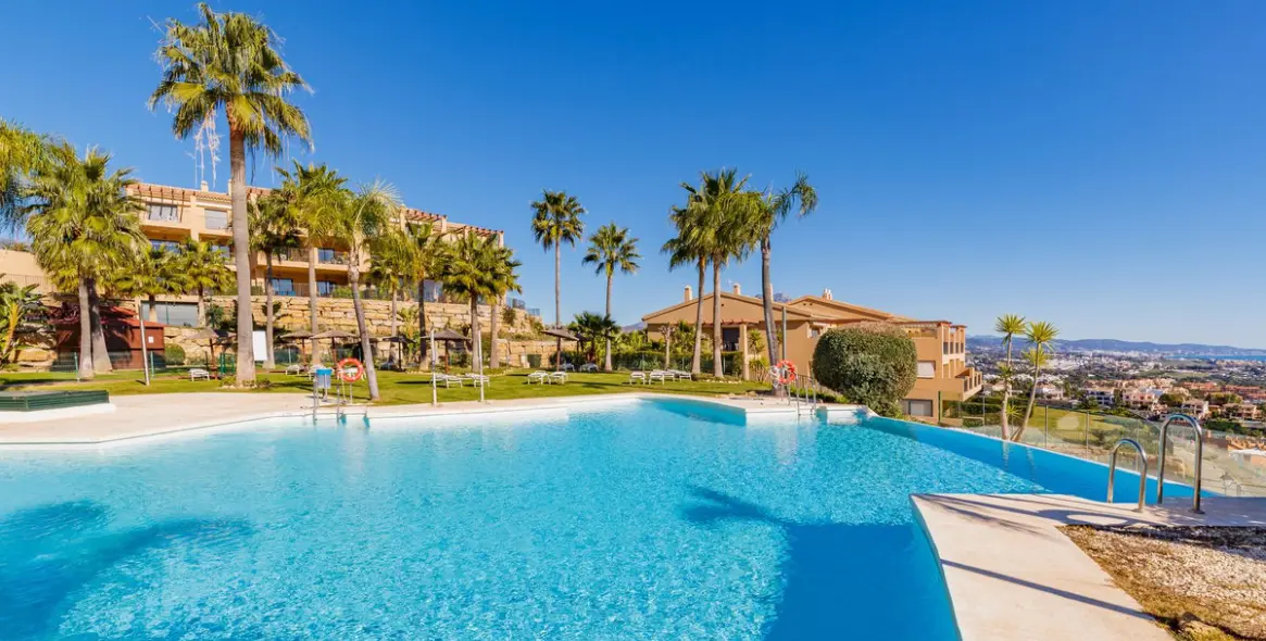 Venta de apartamento en planta media en Benahavís 16