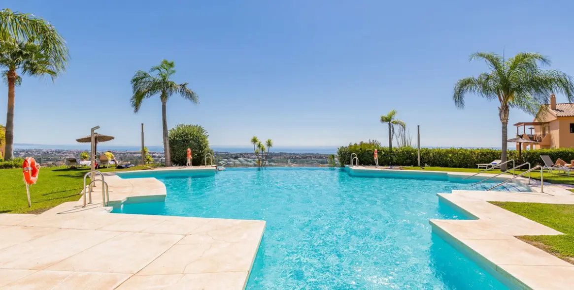 Venta de apartamento en planta media en Benahavís 18