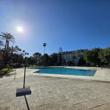 Venta de apartamento en planta media en Marbella