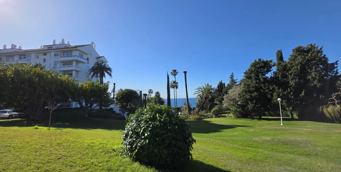 Venta de apartamento en planta media en Marbella 17