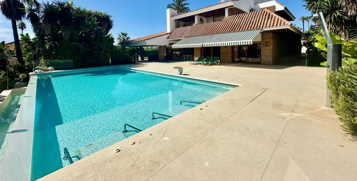 Venta de villa independiente en Nueva Andalucía 1