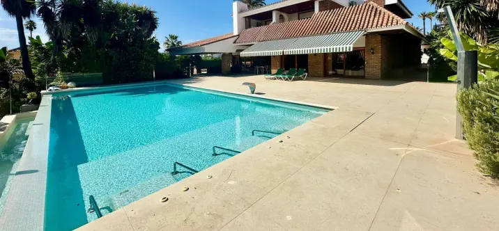 Venta de villa independiente en Nueva Andalucía 0