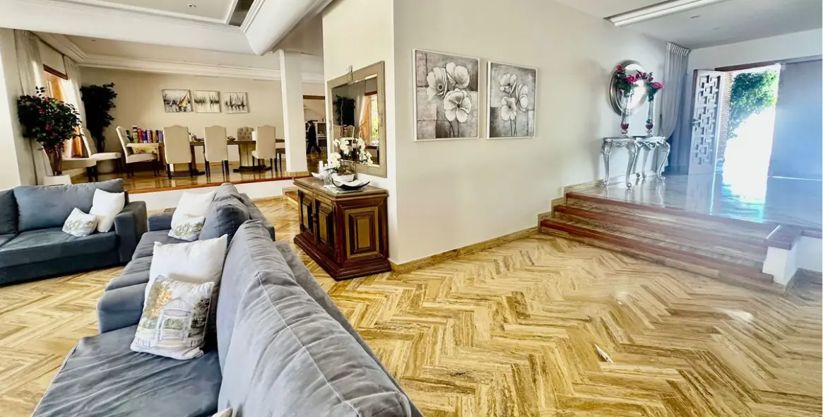 Venta de villa independiente en Nueva Andalucía 3