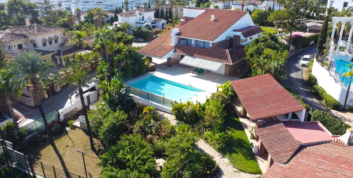 Venta de villa independiente en Nueva Andalucía 13