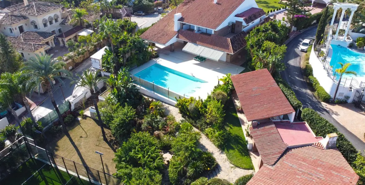 Venta de villa independiente en Nueva Andalucía 14