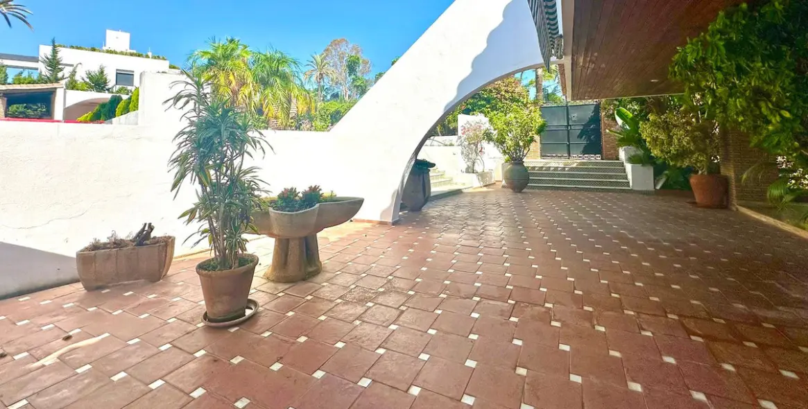 Продажа  отдельно стоящей виллы в Nueva Andalucía 32