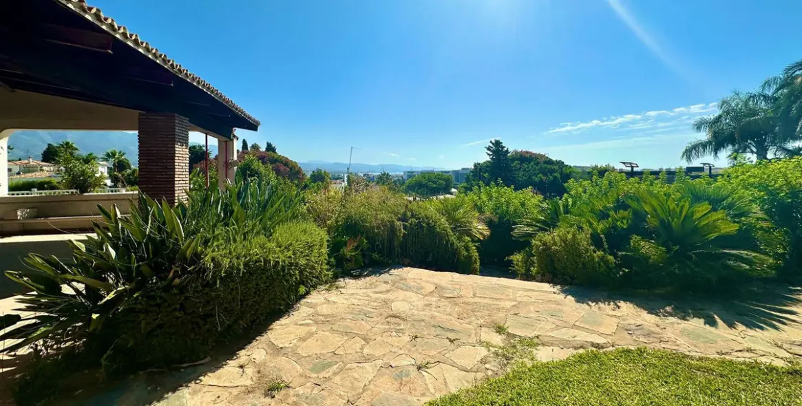 Продажа  отдельно стоящей виллы в Nueva Andalucía 36