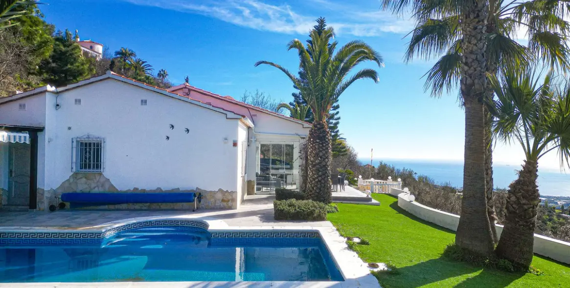 Sale of detached villa in Arenas 32