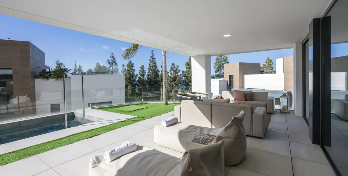 Продажа двухуровневых апартаментов в Artola 40