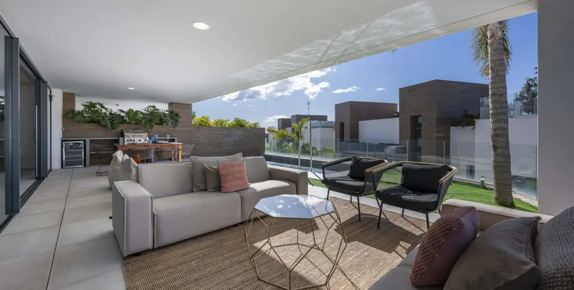 Продажа двухуровневых апартаментов в Artola 42