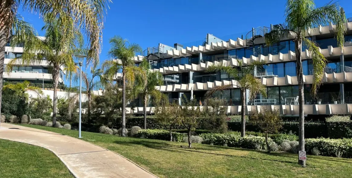 Venta de apartamento en planta baja en Selwo 2
