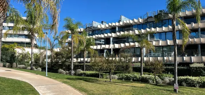 Venta de apartamento en planta baja en Selwo 1