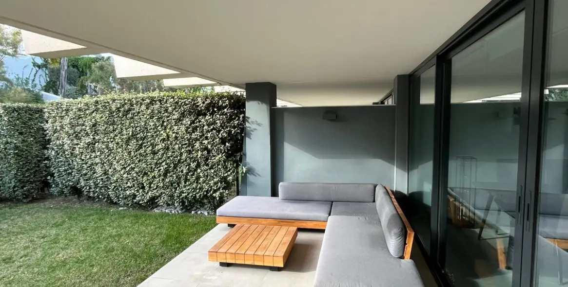 Venta de apartamento en planta baja en Selwo 4