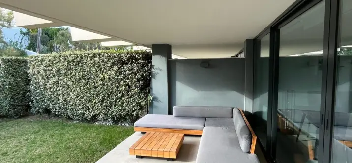 Venta de apartamento en planta baja en Selwo 3