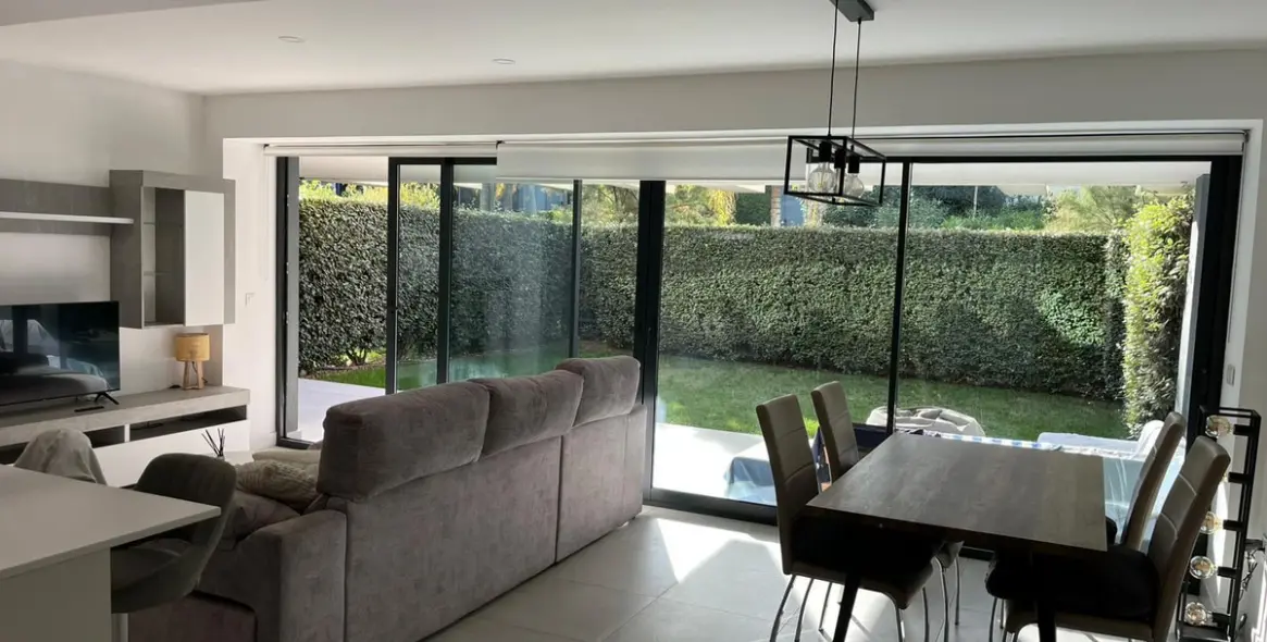 Venta de apartamento en planta baja en Selwo 5