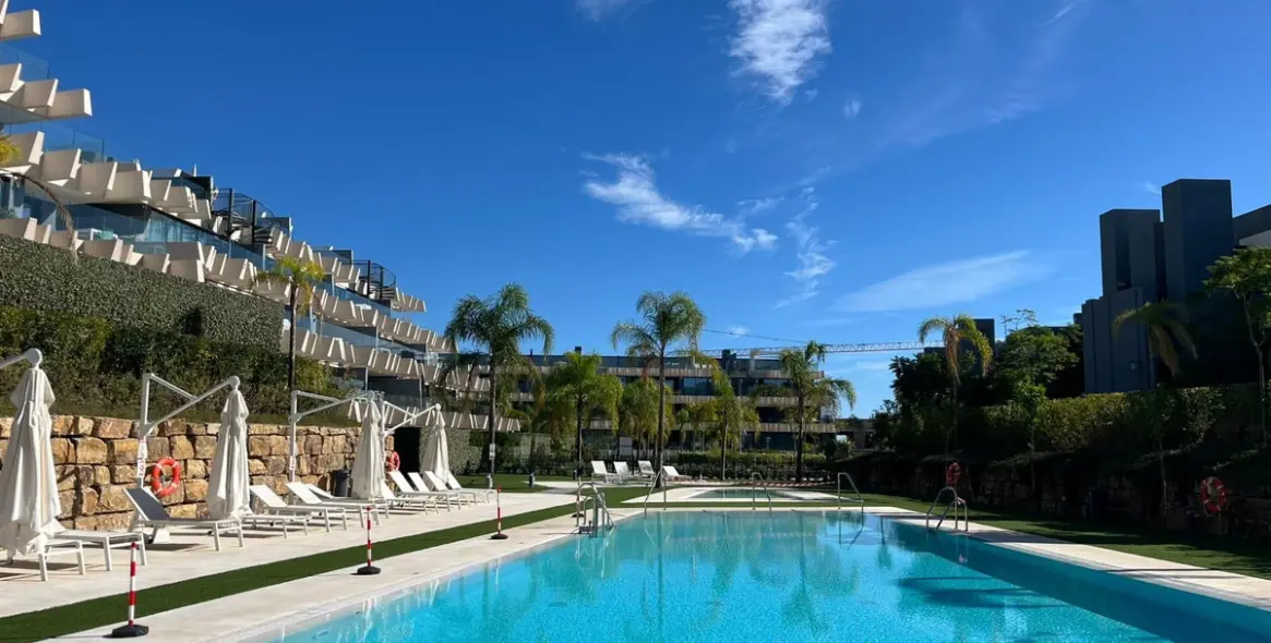 Venta de apartamento en planta baja en Selwo 14