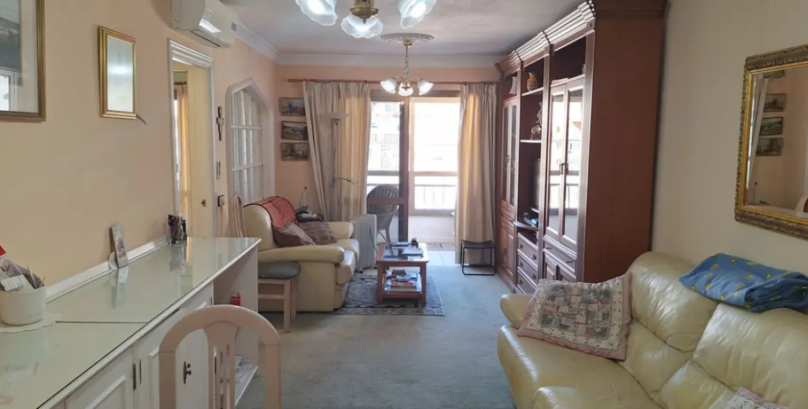 Sale of middle floor apartment in Fuengirola 1