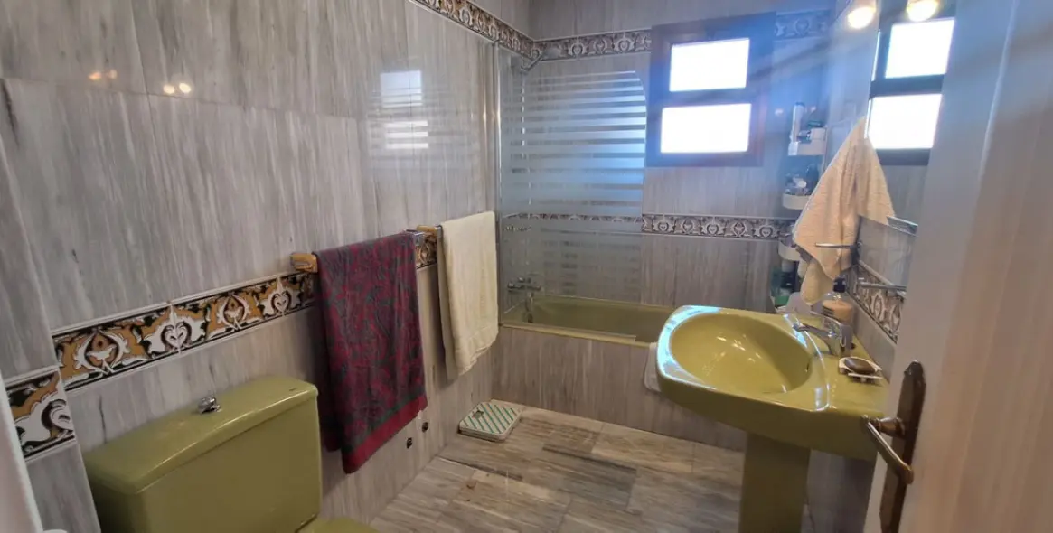 Sale of middle floor apartment in Fuengirola 11