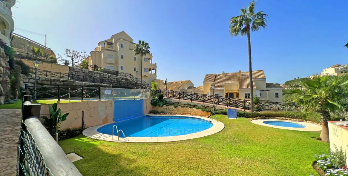 Venta de apartamento en planta media en Elviria 2