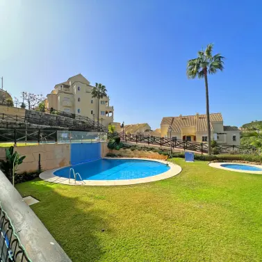Venta de apartamento en planta media en Elviria