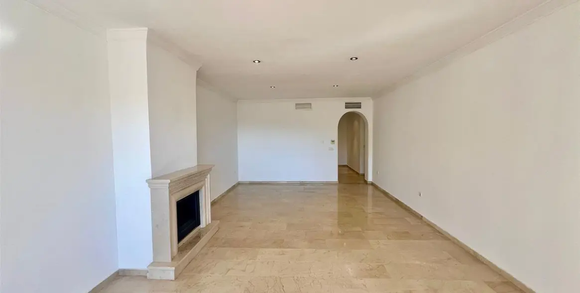 Venta de apartamento en planta media en Elviria 3