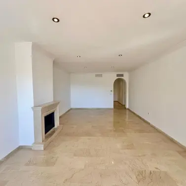 Venta de apartamento en planta media en Elviria