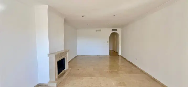 Venta de apartamento en planta media en Elviria 2