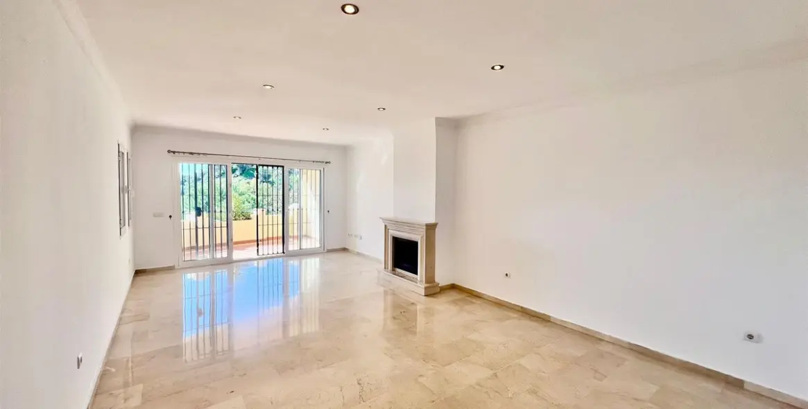 Venta de apartamento en planta media en Elviria 4