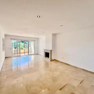 Venta de apartamento en planta media en Elviria