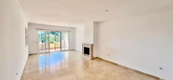 Venta de apartamento en planta media en Elviria 3