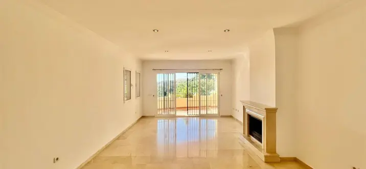 Venta de apartamento en planta media en Elviria 4