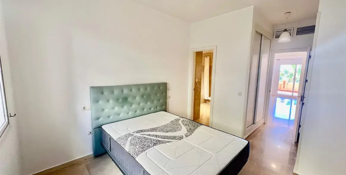 Venta de apartamento en planta media en Elviria 10