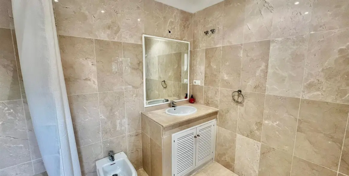 Venta de apartamento en planta media en Elviria 11