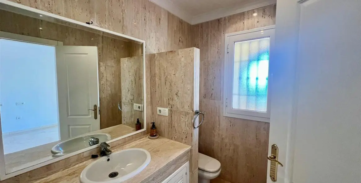 Venta de apartamento en planta media en Elviria 16