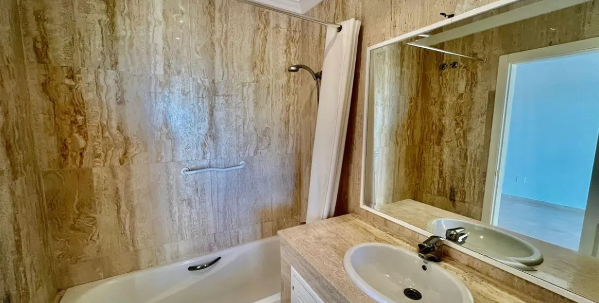 Venta de apartamento en planta media en Elviria 17