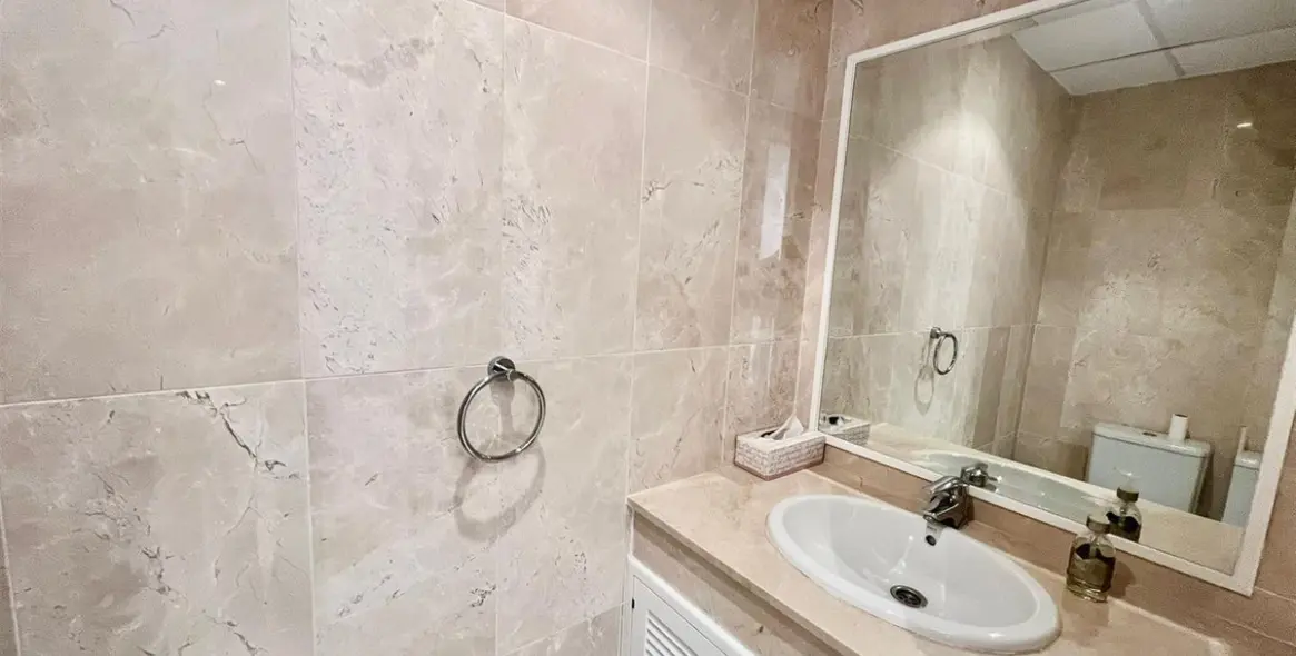 Venta de apartamento en planta media en Elviria 19