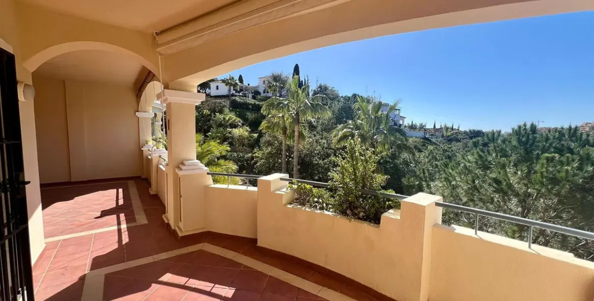 Venta de apartamento en planta media en Elviria 20