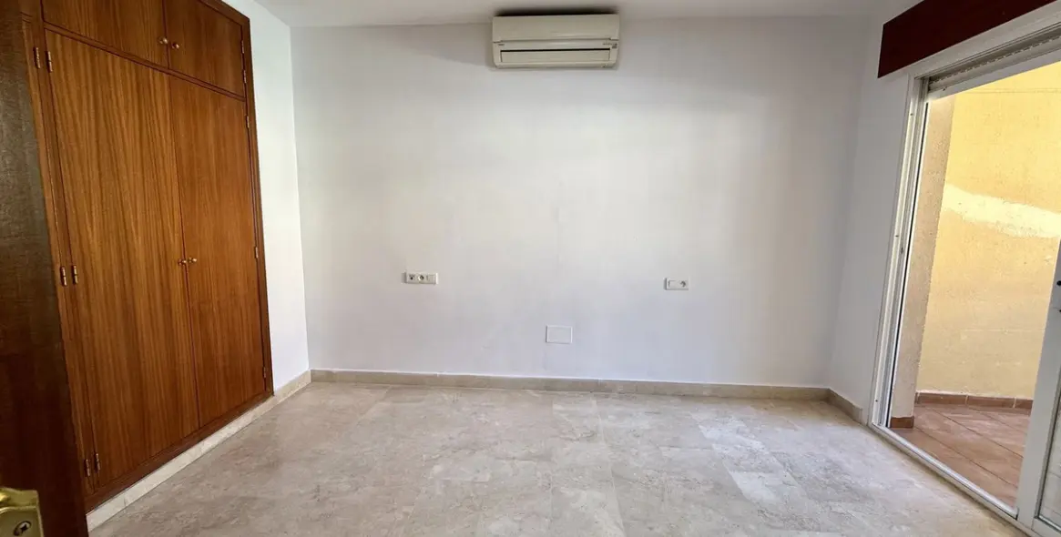 Продажа апартаментов на среднем этаже в Los Pacos 10