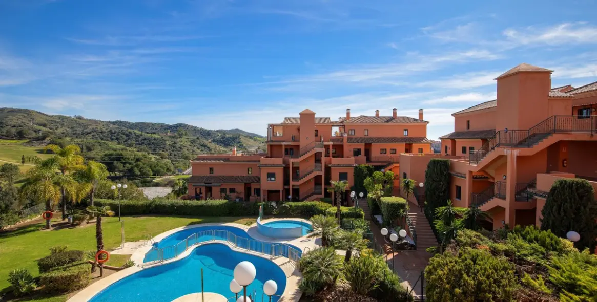 Sale of middle floor apartment in Elviria 1