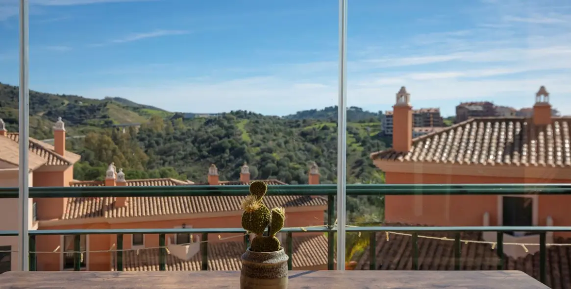 Sale of middle floor apartment in Elviria 2