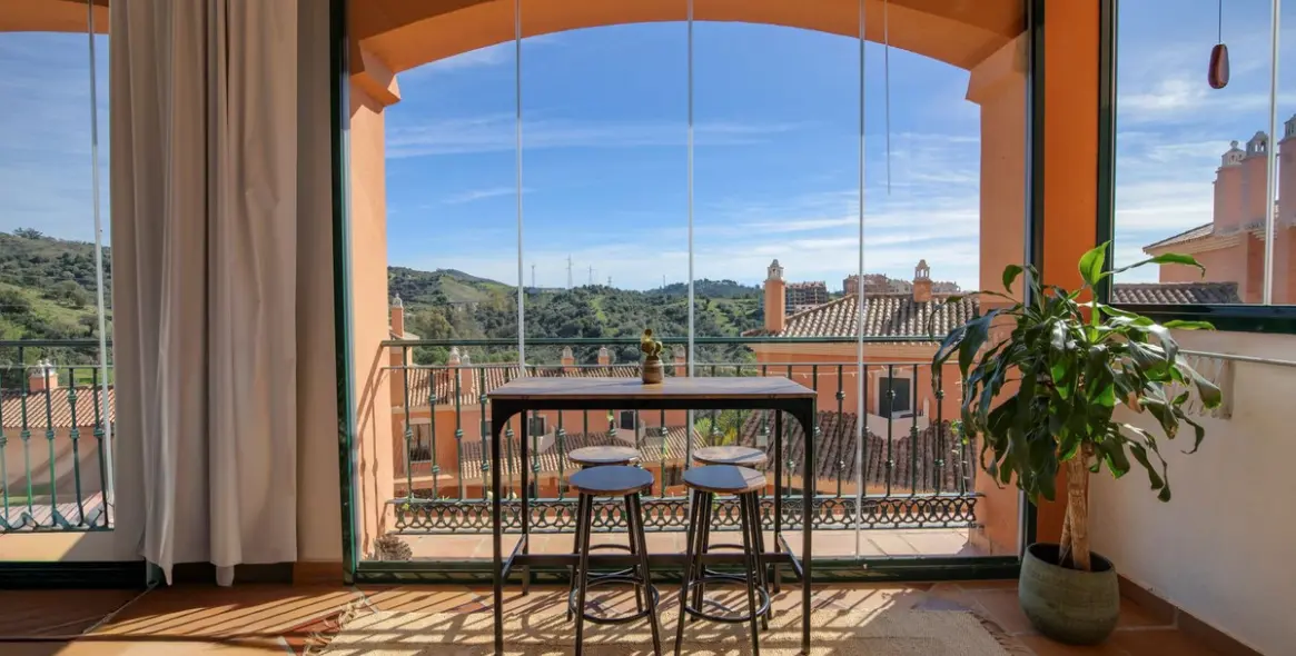 Sale of middle floor apartment in Elviria 3