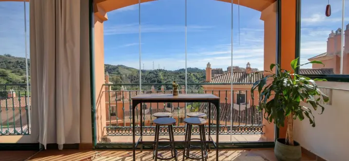 Venta de apartamento en planta media en Elviria 2