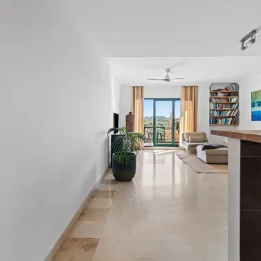 Venta de apartamento en planta media en Elviria