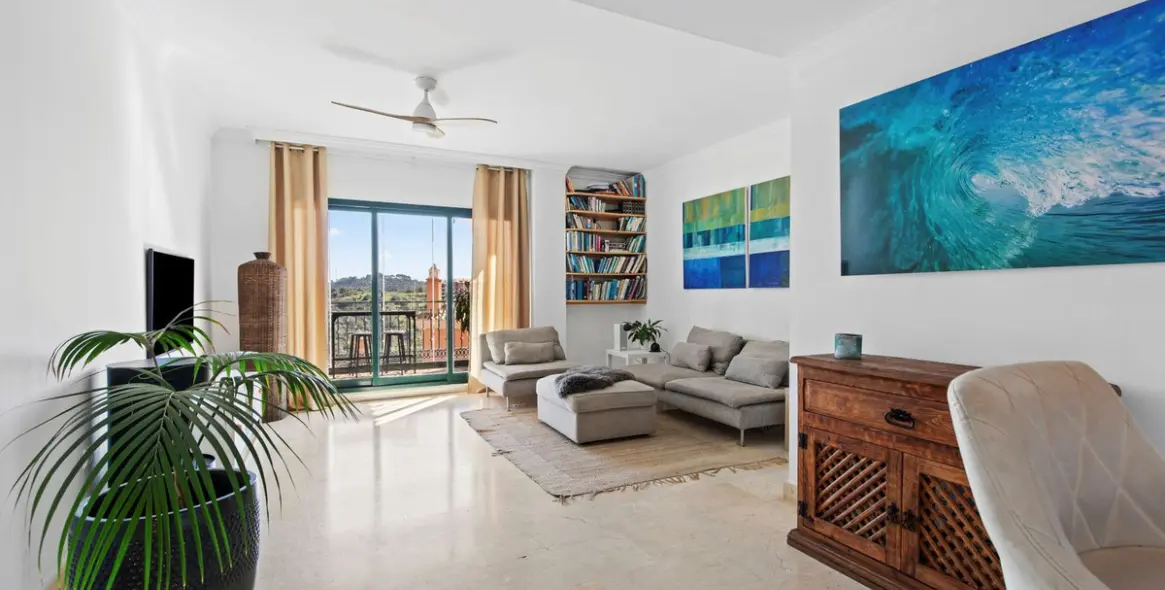 Sale of middle floor apartment in Elviria 8