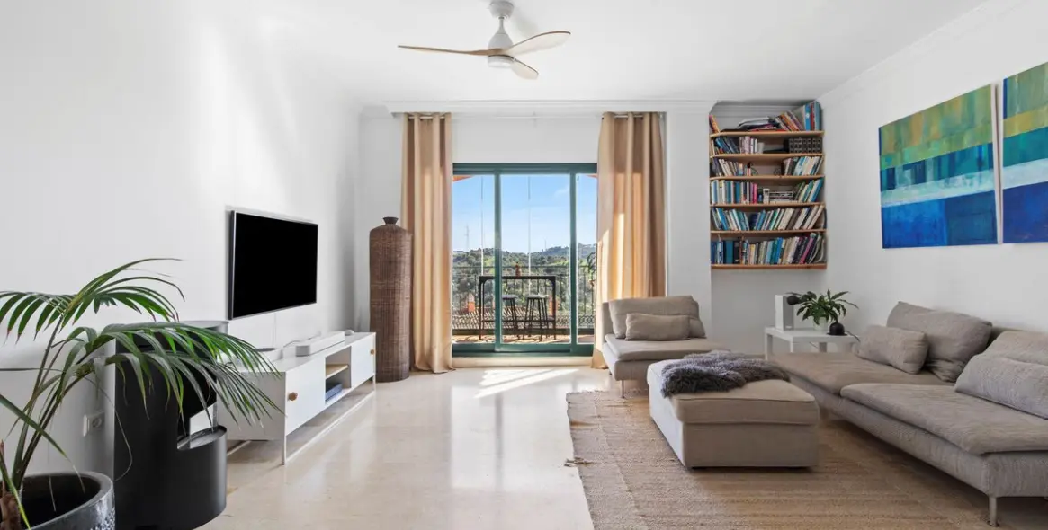 Sale of middle floor apartment in Elviria 9