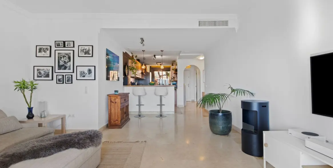 Sale of middle floor apartment in Elviria 12
